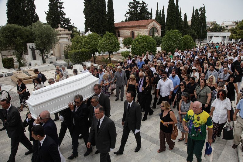 Λύγισαν στο νεκροταφείο Λυκουρέζος και Μαρία Ελένη αποχαιρετώντας την Ζωίτσα τους [εικόνες] | iefimerida.gr 0