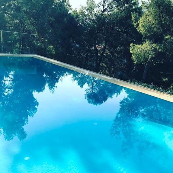 Η πολυτελής βίλα με τις δύο πισίνες, του Μένιου Φουρθιώτη, στην Εκάλη [εικόνες] | iefimerida.gr 3