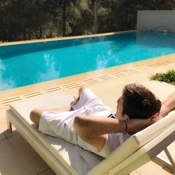 Η πολυτελής βίλα με τις δύο πισίνες, του Μένιου Φουρθιώτη, στην Εκάλη [εικόνες] | iefimerida.gr 2