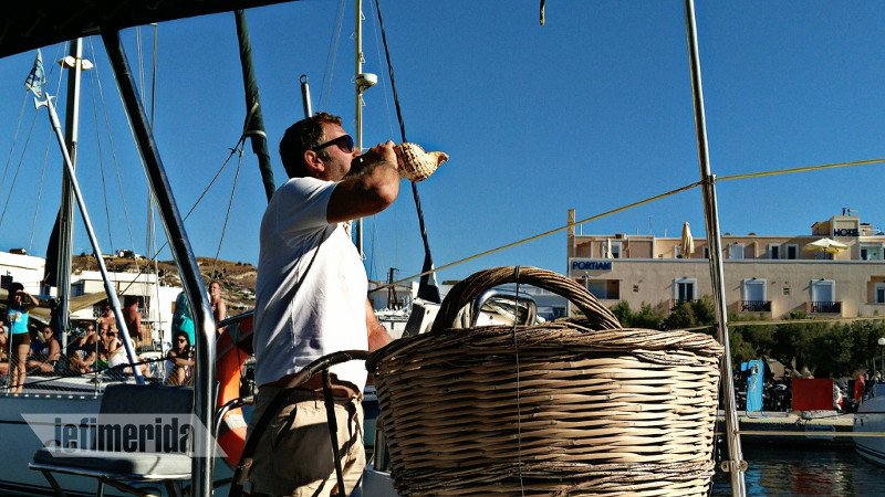 Ο γύρος της Μήλου με καταμαράν: Γραφικά ψαροχώρια, σεληνιακό τοπίο και βουτιές σε γαλαζοπράσινα νερά [εικόνες] | iefimerida.gr 9