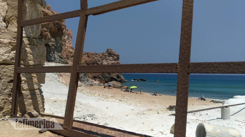 Θειωρυχεία Μήλου: Το θειάφι και η σκουριά δημιούργησαν μία μαγευτική παραλία [εικόνες] | iefimerida.gr 0