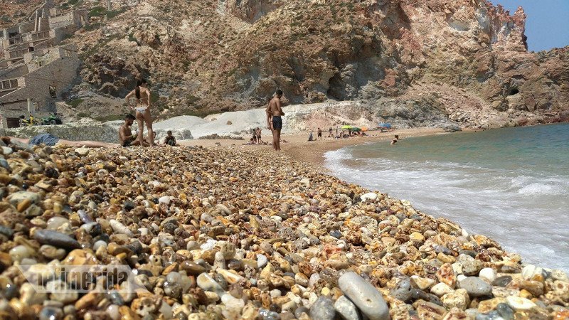 Θειωρυχεία Μήλου: Το θειάφι και η σκουριά δημιούργησαν μία μαγευτική παραλία [εικόνες] | iefimerida.gr 1