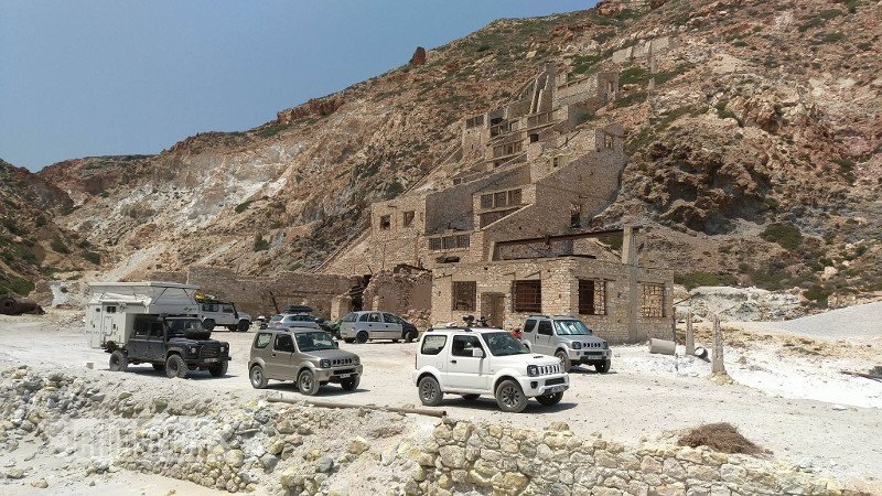 Θειωρυχεία Μήλου: Το θειάφι και η σκουριά δημιούργησαν μία μαγευτική παραλία [εικόνες] | iefimerida.gr 2