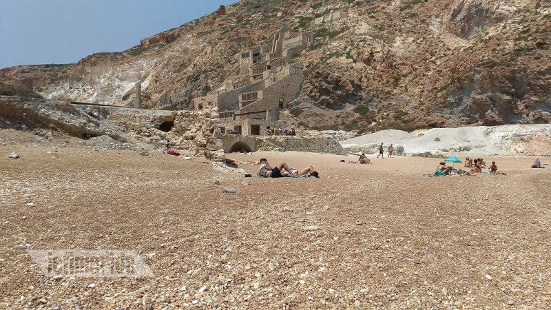 Θειωρυχεία Μήλου: Το θειάφι και η σκουριά δημιούργησαν μία μαγευτική παραλία [εικόνες] | iefimerida.gr 5