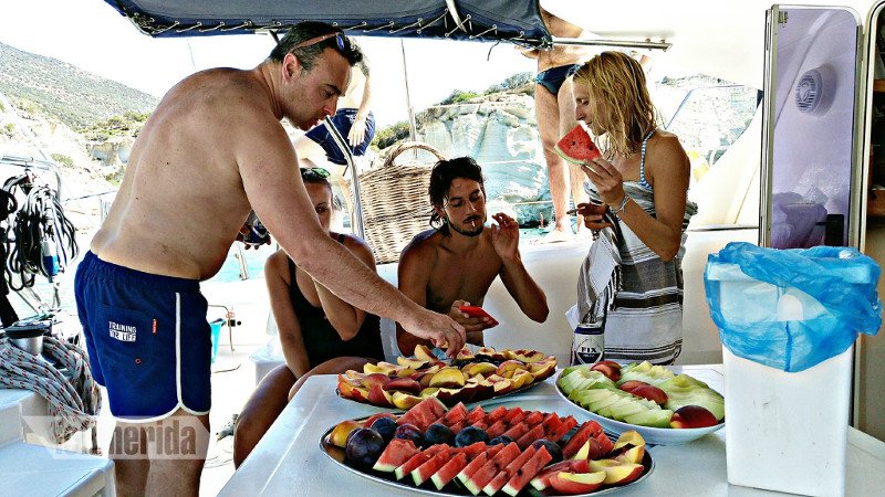 Ο γύρος της Μήλου με καταμαράν: Γραφικά ψαροχώρια, σεληνιακό τοπίο και βουτιές σε γαλαζοπράσινα νερά [εικόνες] | iefimerida.gr 6