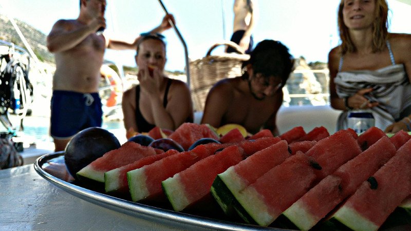 Ο γύρος της Μήλου με καταμαράν: Γραφικά ψαροχώρια, σεληνιακό τοπίο και βουτιές σε γαλαζοπράσινα νερά [εικόνες] | iefimerida.gr 7