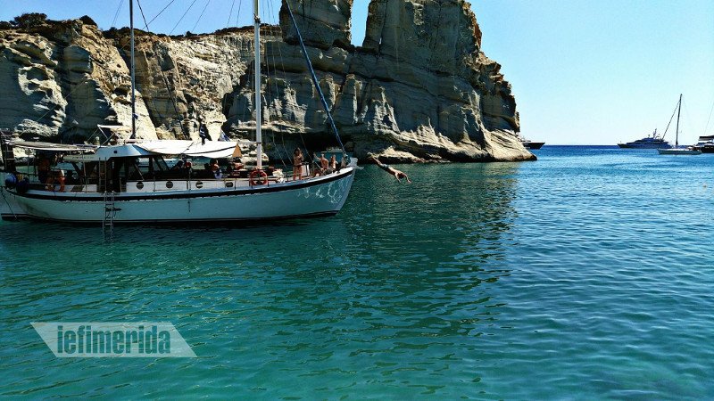 Ο γύρος της Μήλου με καταμαράν: Γραφικά ψαροχώρια, σεληνιακό τοπίο και βουτιές σε γαλαζοπράσινα νερά [εικόνες] | iefimerida.gr 0