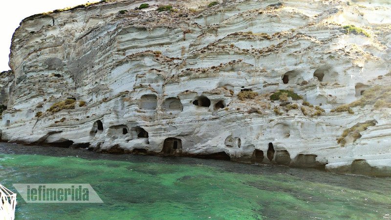 Ο γύρος της Μήλου με καταμαράν: Γραφικά ψαροχώρια, σεληνιακό τοπίο και βουτιές σε γαλαζοπράσινα νερά [εικόνες] | iefimerida.gr 1