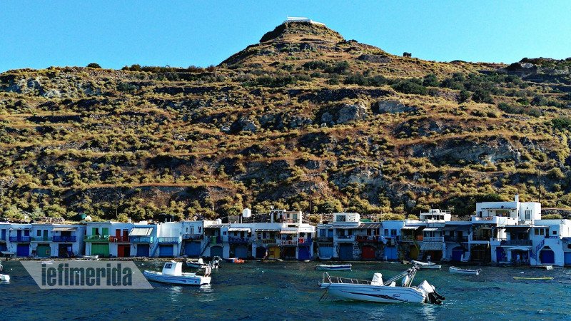 Ο γύρος της Μήλου με καταμαράν: Γραφικά ψαροχώρια, σεληνιακό τοπίο και βουτιές σε γαλαζοπράσινα νερά [εικόνες] | iefimerida.gr 2