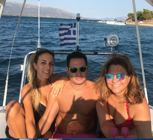 Η Δέσποινα Μοιραράκη με το κόκκινο πουά μπικίνι της στον Ωρωπό [εικόνα] | iefimerida.gr 0