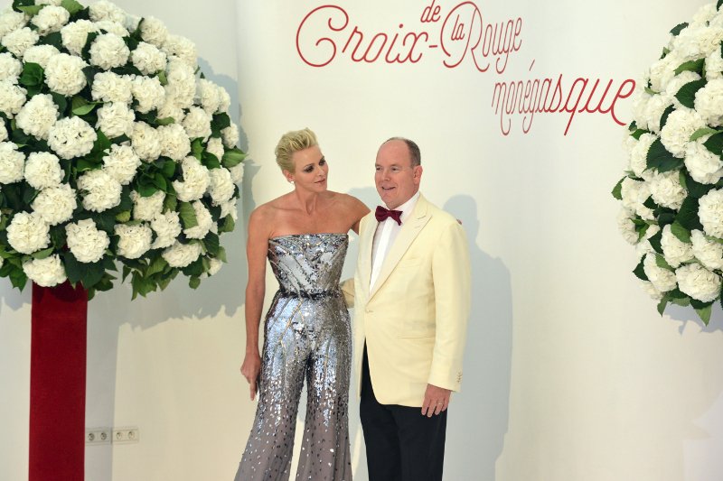 Η πριγκίπισσα Σαρλίν του Μονακό με «διαστημική» φόρμα Versace [εικόνες] | iefimerida.gr 0