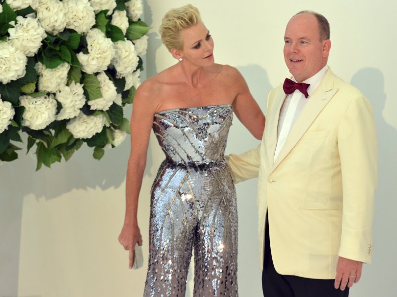 Η πριγκίπισσα Σαρλίν του Μονακό με «διαστημική» φόρμα Versace [εικόνες] | iefimerida.gr 1