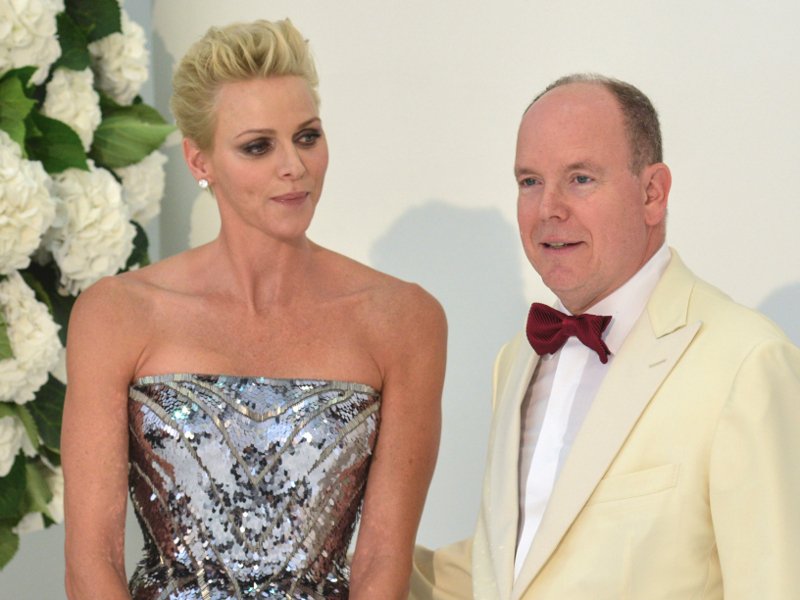 Η πριγκίπισσα Σαρλίν του Μονακό με «διαστημική» φόρμα Versace [εικόνες] | iefimerida.gr 4