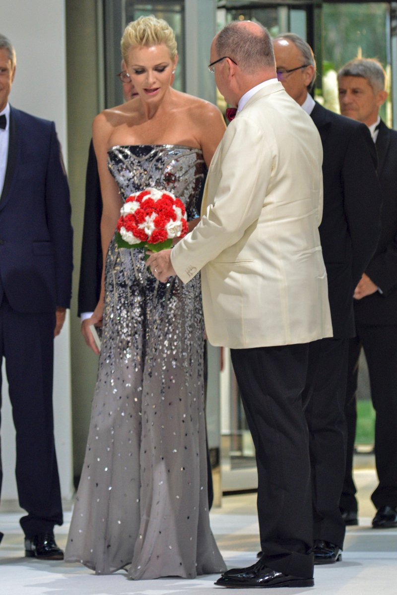 Η πριγκίπισσα Σαρλίν του Μονακό με «διαστημική» φόρμα Versace [εικόνες] | iefimerida.gr 3