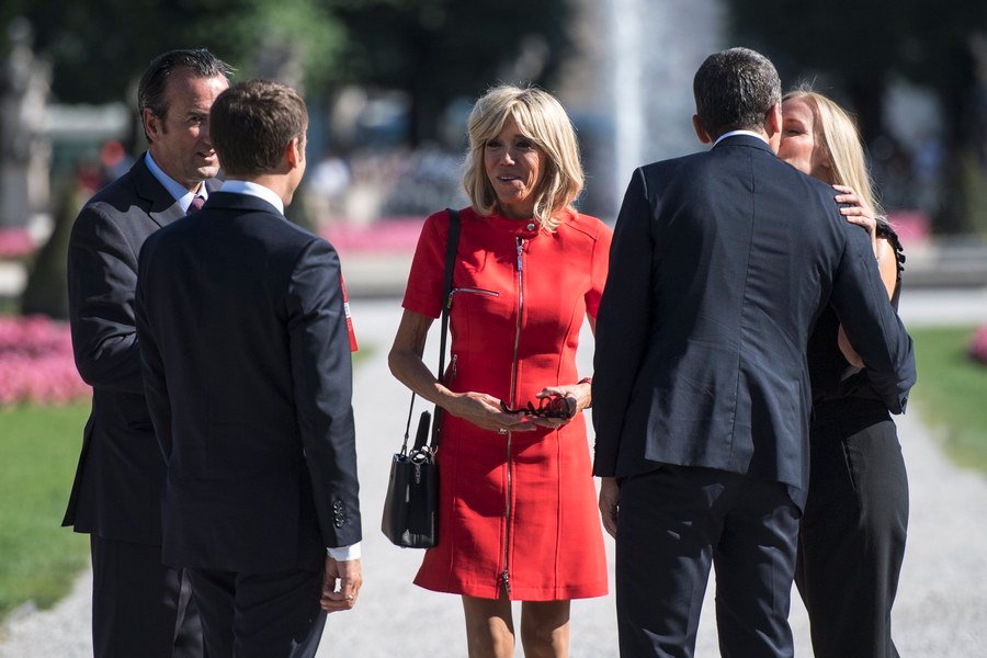 Το κόκκινο μίνι της Μπριζίτ επισκίασε τα πάντα στην επίσκεψη Μακρόν στο Σάλτσμπουργκ [εικόνες] | iefimerida.gr 0