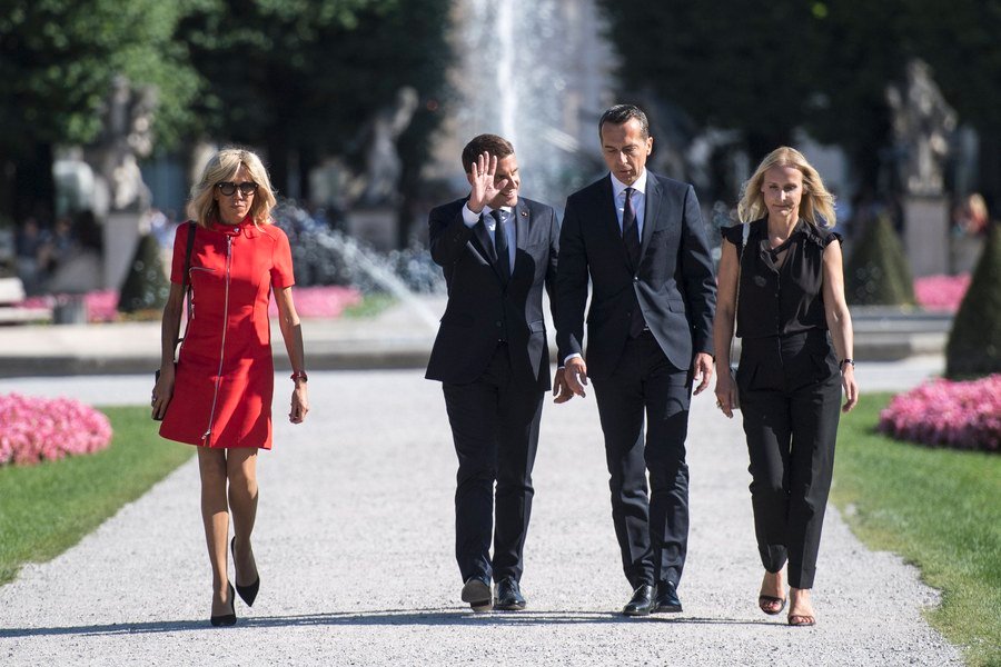 Το κόκκινο μίνι της Μπριζίτ επισκίασε τα πάντα στην επίσκεψη Μακρόν στο Σάλτσμπουργκ [εικόνες] | iefimerida.gr 1