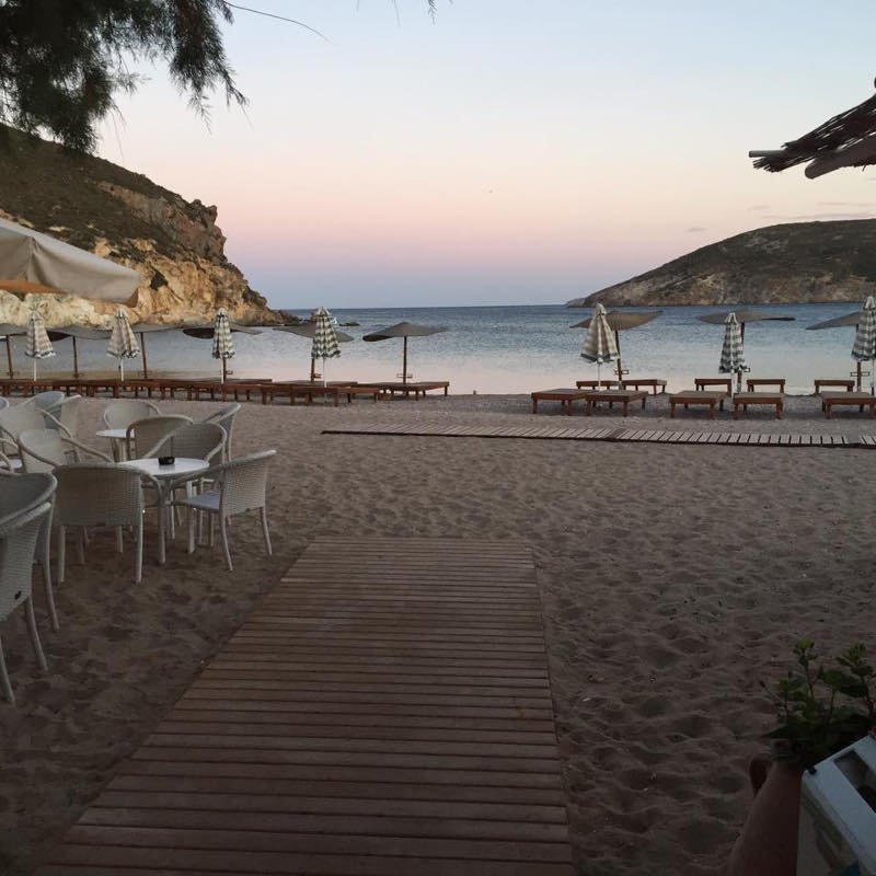 Guardian: Αυτά είναι τα καλύτερα beach bars της Ελλάδας -Χίπικα, παραδοσιακά, «κρεμασμένα» σε βράχους [εικόνες] | iefimerida.gr 11