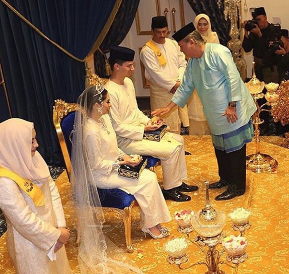 Ο παραμυθένιος γάμος της πριγκίπισσας του Τζοχόρ με έναν κοινό θνητό και η προίκα... των 4,40 ευρώ [εικόνες & βίντεο] | iefimerida.gr 2