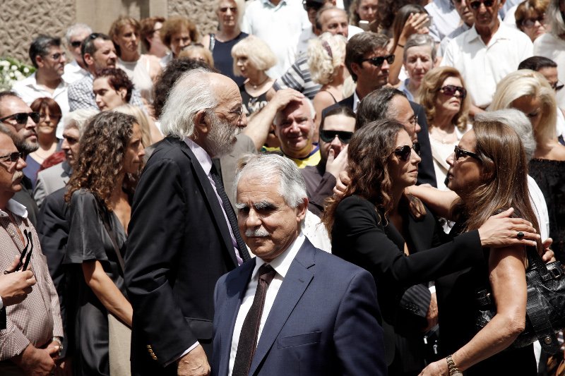 Φίλοι καλλιτέχνες, συγγενείς, εκπρόσωποι του πολιτικού κόσμου είπαν το τελευταίο αντίο στην Ζωή Λάσκαρη [εικόνες] | iefimerida.gr 61