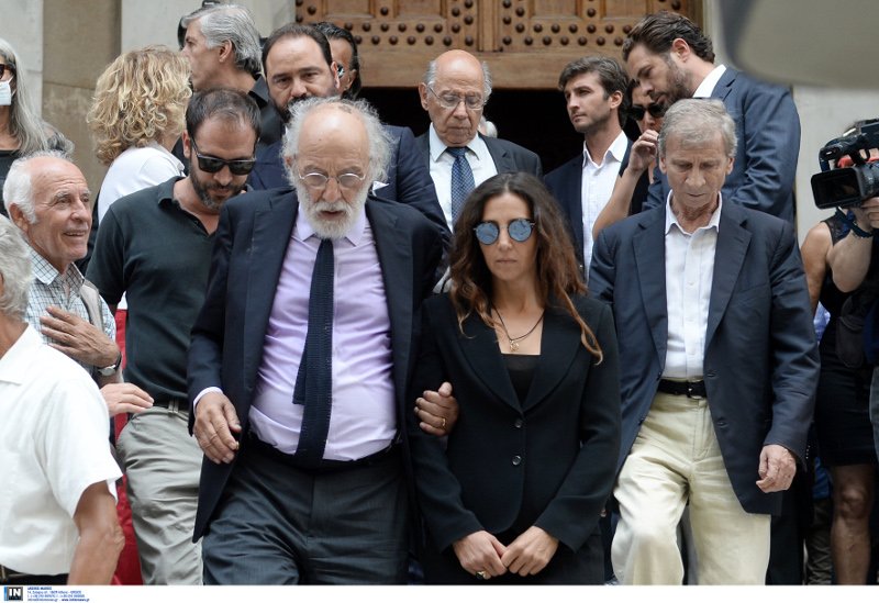 Φίλοι καλλιτέχνες, συγγενείς, εκπρόσωποι του πολιτικού κόσμου είπαν το τελευταίο αντίο στην Ζωή Λάσκαρη [εικόνες] | iefimerida.gr 60