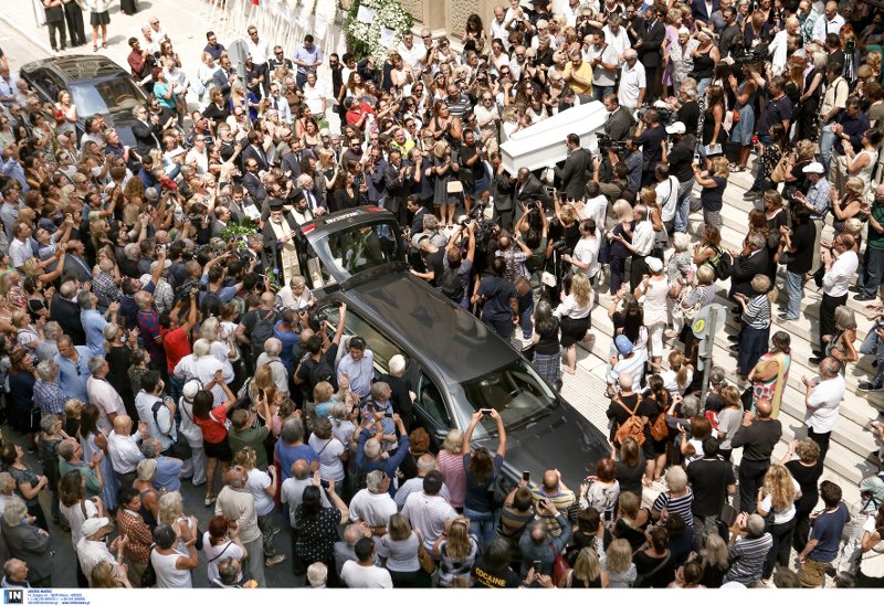 Φίλοι καλλιτέχνες, συγγενείς, εκπρόσωποι του πολιτικού κόσμου είπαν το τελευταίο αντίο στην Ζωή Λάσκαρη [εικόνες] | iefimerida.gr 64