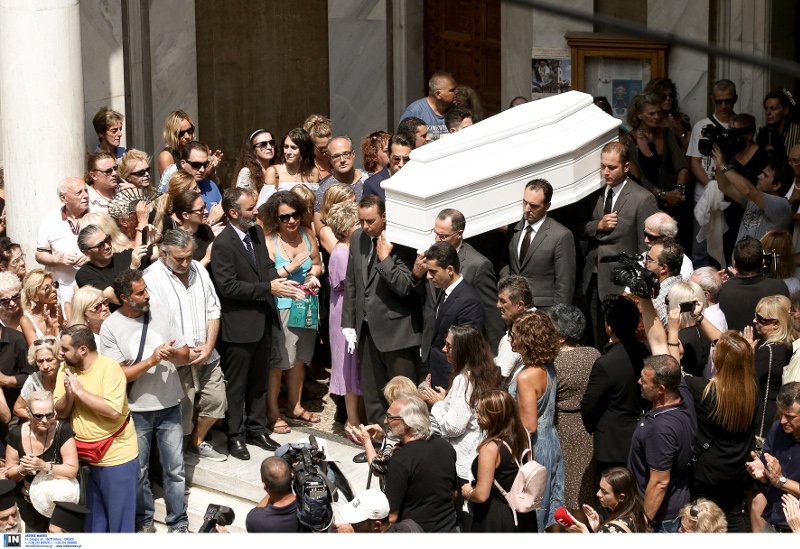 Φίλοι καλλιτέχνες, συγγενείς, εκπρόσωποι του πολιτικού κόσμου είπαν το τελευταίο αντίο στην Ζωή Λάσκαρη [εικόνες] | iefimerida.gr 63