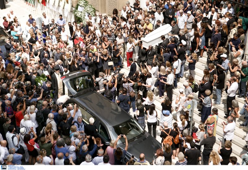 Φίλοι καλλιτέχνες, συγγενείς, εκπρόσωποι του πολιτικού κόσμου είπαν το τελευταίο αντίο στην Ζωή Λάσκαρη [εικόνες] | iefimerida.gr 65