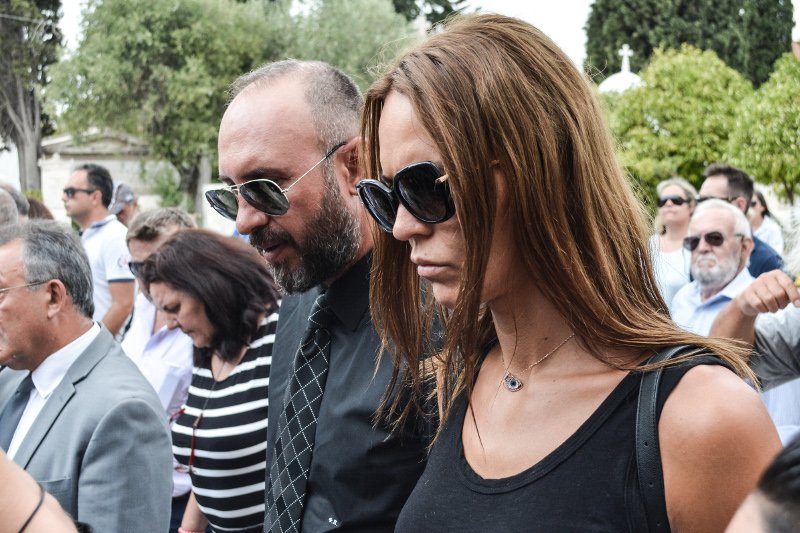 Φίλοι καλλιτέχνες, συγγενείς, εκπρόσωποι του πολιτικού κόσμου είπαν το τελευταίο αντίο στην Ζωή Λάσκαρη [εικόνες] | iefimerida.gr 70