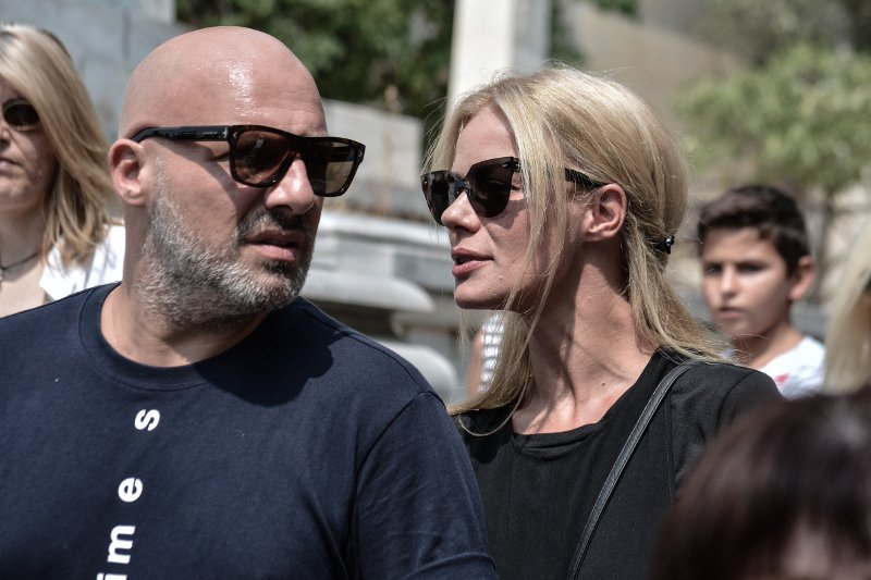 Φίλοι καλλιτέχνες, συγγενείς, εκπρόσωποι του πολιτικού κόσμου είπαν το τελευταίο αντίο στην Ζωή Λάσκαρη [εικόνες] | iefimerida.gr 66