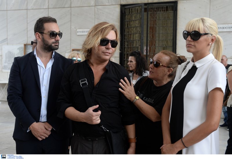 Φίλοι καλλιτέχνες, συγγενείς, εκπρόσωποι του πολιτικού κόσμου είπαν το τελευταίο αντίο στην Ζωή Λάσκαρη [εικόνες] | iefimerida.gr 68