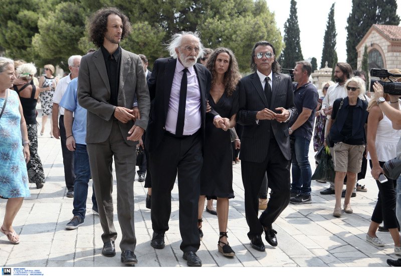 Φίλοι καλλιτέχνες, συγγενείς, εκπρόσωποι του πολιτικού κόσμου είπαν το τελευταίο αντίο στην Ζωή Λάσκαρη [εικόνες] | iefimerida.gr 71