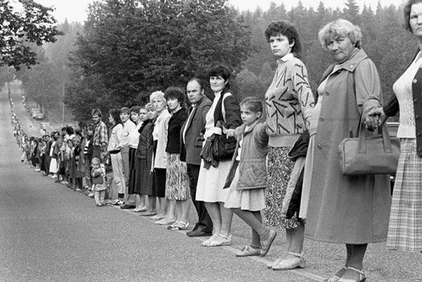 Σήμερα η Ευρωπαϊκή Ημέρα Μνήμης για τα θύματα του κομμουνισμού και του ναζισμού -Τι είναι η Επανάσταση της Βαλτικής οδού [εικόνες] | iefimerida.gr 1