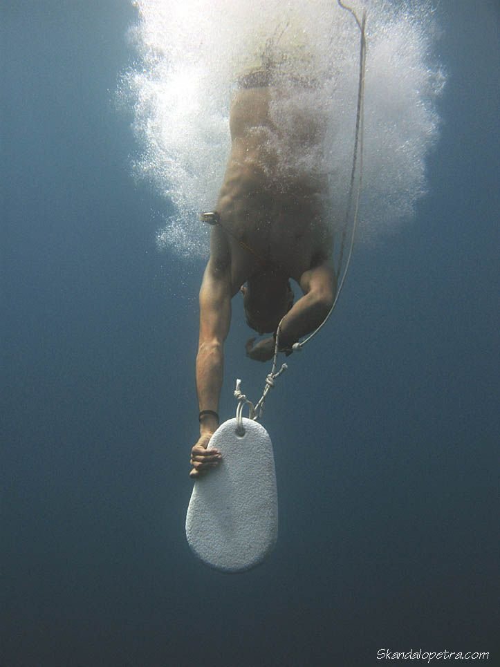 Πανελλήνιο ρεκόρ κατάδυσης με σκανδαλόπετρα -H μέθοδος των σφουγγαράδων του '60 [εικόνες]  | iefimerida.gr 3