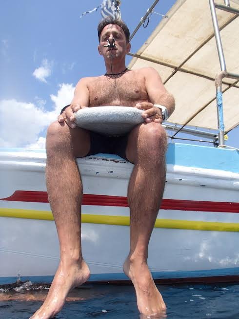 Πανελλήνιο ρεκόρ κατάδυσης με σκανδαλόπετρα -H μέθοδος των σφουγγαράδων του '60 [εικόνες]  | iefimerida.gr 0