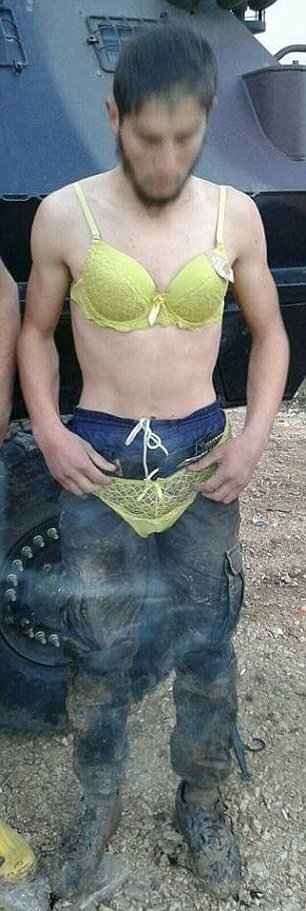 Στο φως τα βασανιστήρια Τούρκων στρατιωτών σε Σύρους πρόσφυγες- Τους φορούσαν γυναικεία εσώρουχα και τους χτυπούσαν [εικόνες] | iefimerida.gr 1