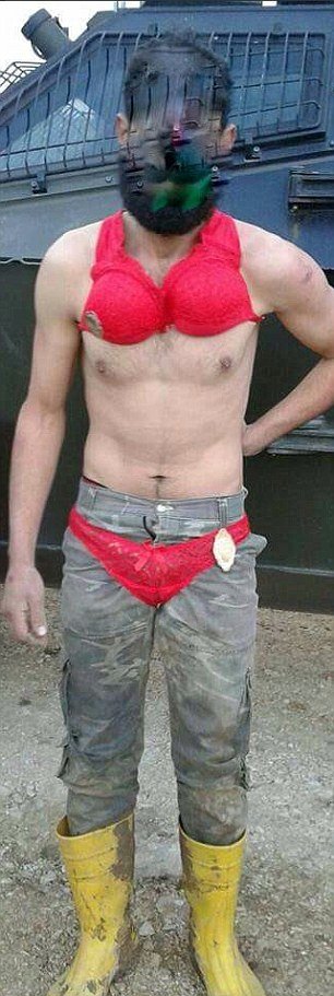 Στο φως τα βασανιστήρια Τούρκων στρατιωτών σε Σύρους πρόσφυγες- Τους φορούσαν γυναικεία εσώρουχα και τους χτυπούσαν [εικόνες] | iefimerida.gr 2