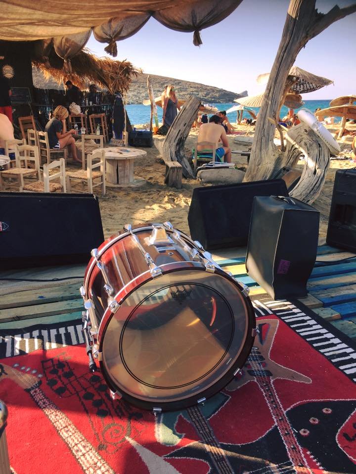 Guardian: Αυτά είναι τα καλύτερα beach bars της Ελλάδας -Χίπικα, παραδοσιακά, «κρεμασμένα» σε βράχους [εικόνες] | iefimerida.gr 1