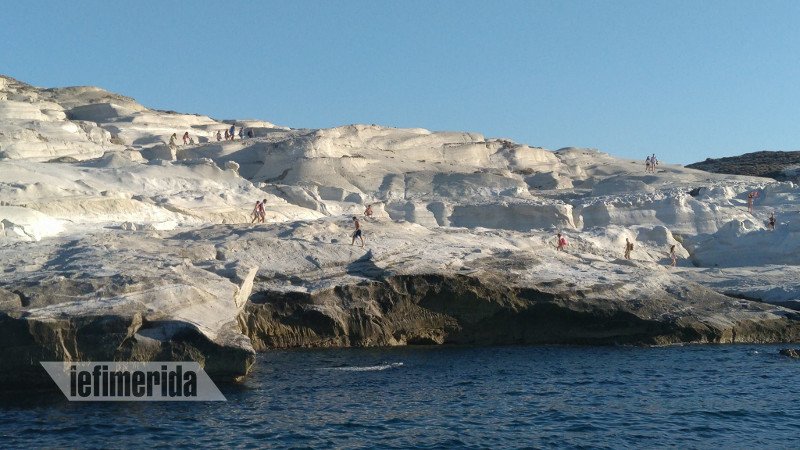 Ο γύρος της Μήλου με καταμαράν: Γραφικά ψαροχώρια, σεληνιακό τοπίο και βουτιές σε γαλαζοπράσινα νερά [εικόνες] | iefimerida.gr 5