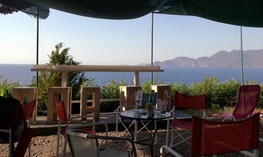 Guardian: Αυτά είναι τα καλύτερα beach bars της Ελλάδας -Χίπικα, παραδοσιακά, «κρεμασμένα» σε βράχους [εικόνες] | iefimerida.gr 12