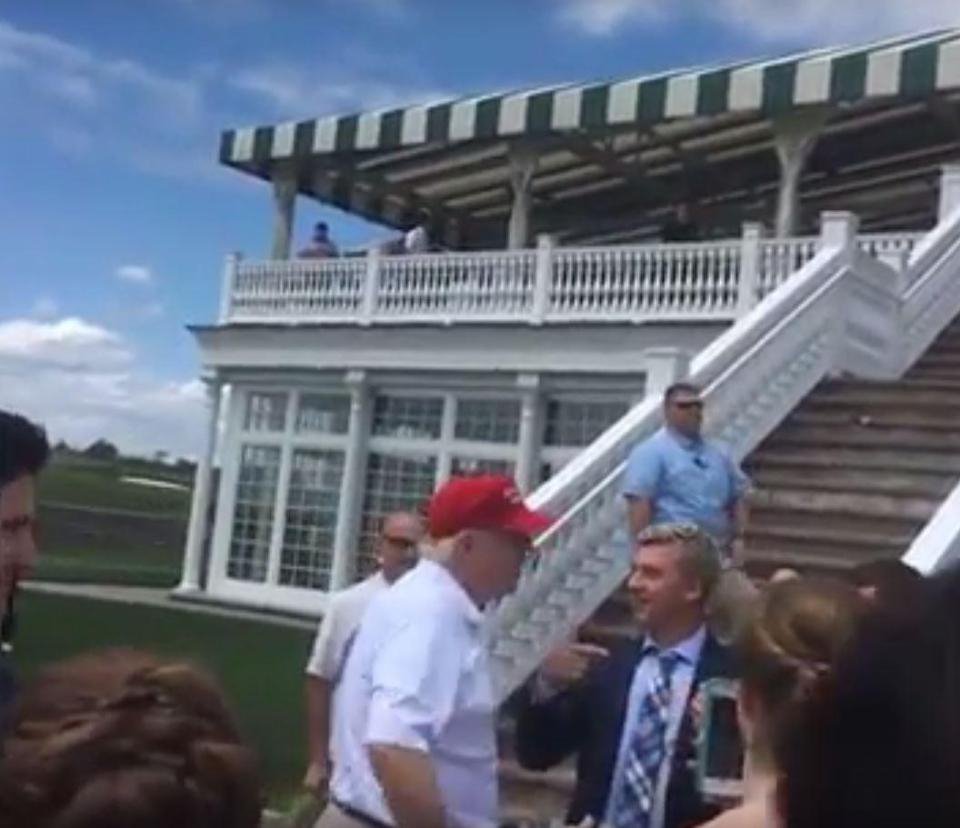 Ο Τραμπ εμφανίστηκε (πάλι) απρόσκλητος σε γάμο -Εψαχνε τη νύφη [εικόνες & βίντεο] | iefimerida.gr 1