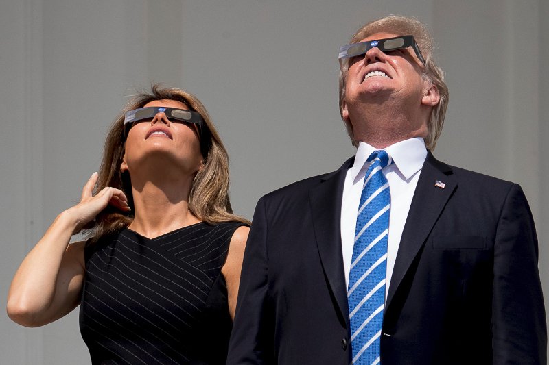 Τραμπ και Μελάνια φόρεσαν τα ειδικά γυαλιά και είδαν την έκλειψη ηλίου [βίντεο] | iefimerida.gr 3
