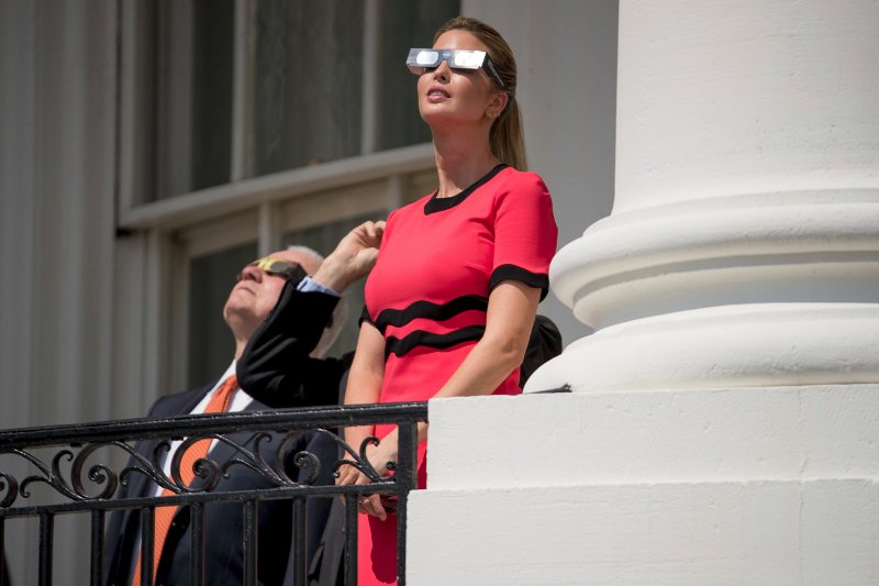 Τραμπ και Μελάνια φόρεσαν τα ειδικά γυαλιά και είδαν την έκλειψη ηλίου [βίντεο] | iefimerida.gr 6