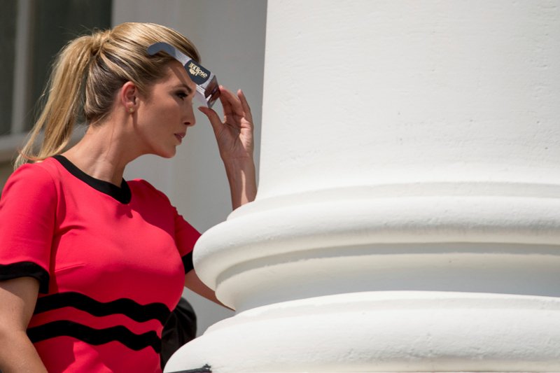 Τραμπ και Μελάνια φόρεσαν τα ειδικά γυαλιά και είδαν την έκλειψη ηλίου [βίντεο] | iefimerida.gr 1