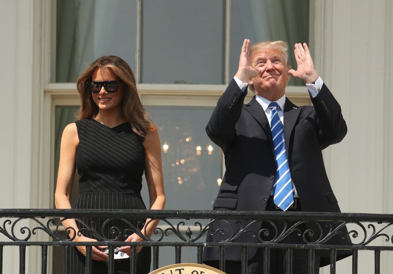 Τραμπ και Μελάνια φόρεσαν τα ειδικά γυαλιά και είδαν την έκλειψη ηλίου [βίντεο] | iefimerida.gr 4