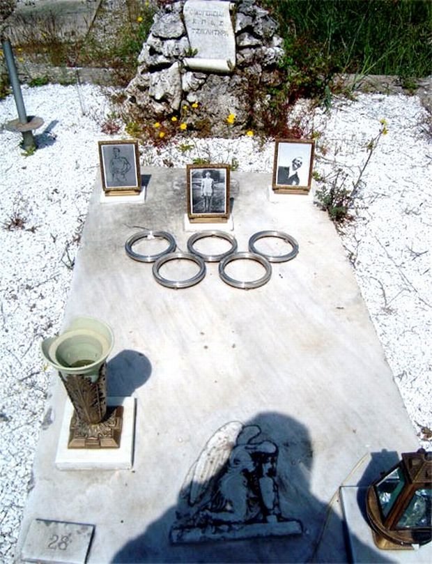 Με λαμπαδηδρομία στην Πύλο τα οστά του Ολυμπιονίκη Κωστή Τσικλητήρα [εικόνες & βίντεο]  | iefimerida.gr 1