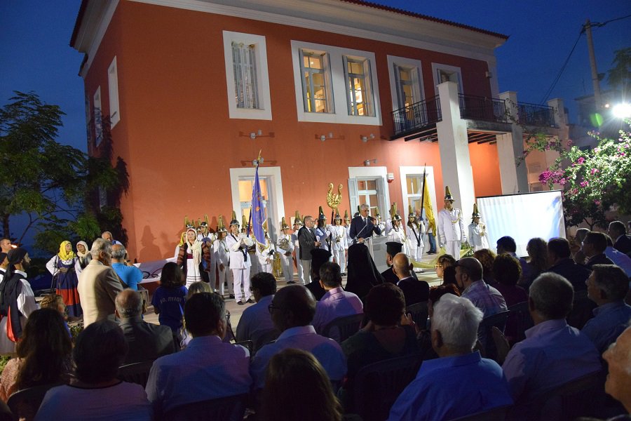 Με λαμπαδηδρομία στην Πύλο τα οστά του Ολυμπιονίκη Κωστή Τσικλητήρα [εικόνες & βίντεο]  | iefimerida.gr 0