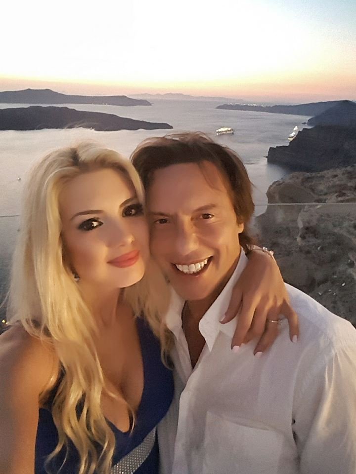 Ερωτευμένος με ξανθιά καλλονή ο Στράτος Τζώρτζογλου-  Καυτά φιλιά στην Σαντορίνη [εικόνες] | iefimerida.gr 4