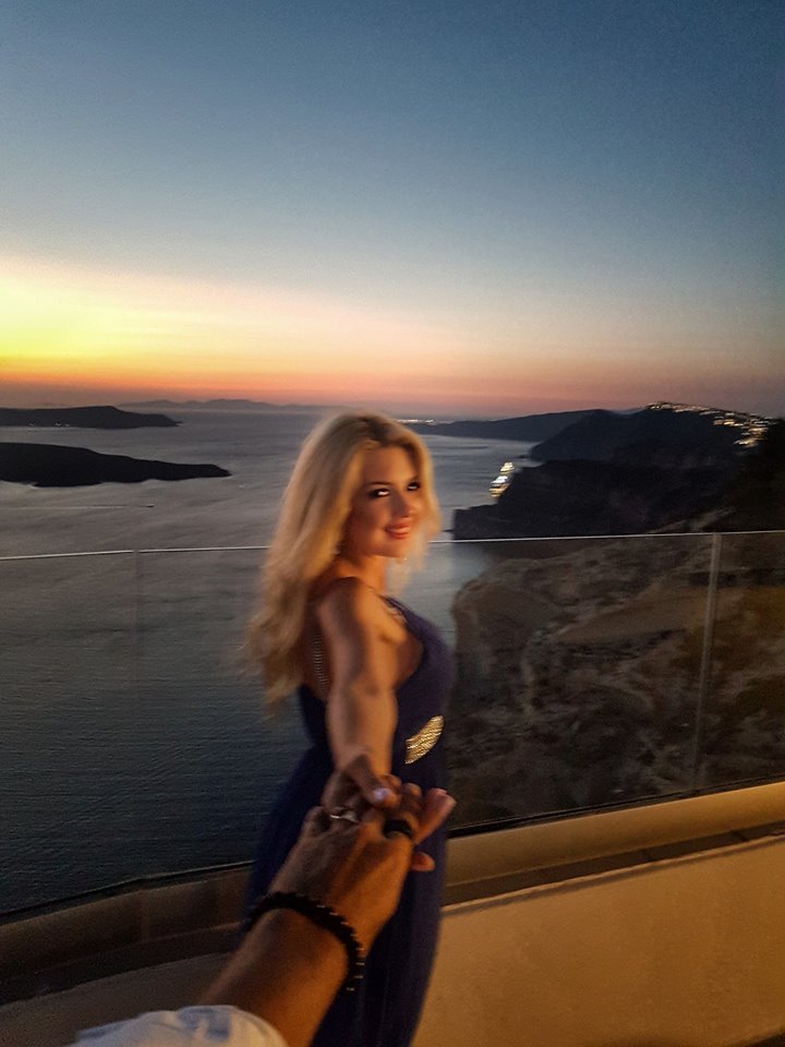 Ερωτευμένος με ξανθιά καλλονή ο Στράτος Τζώρτζογλου-  Καυτά φιλιά στην Σαντορίνη [εικόνες] | iefimerida.gr 3