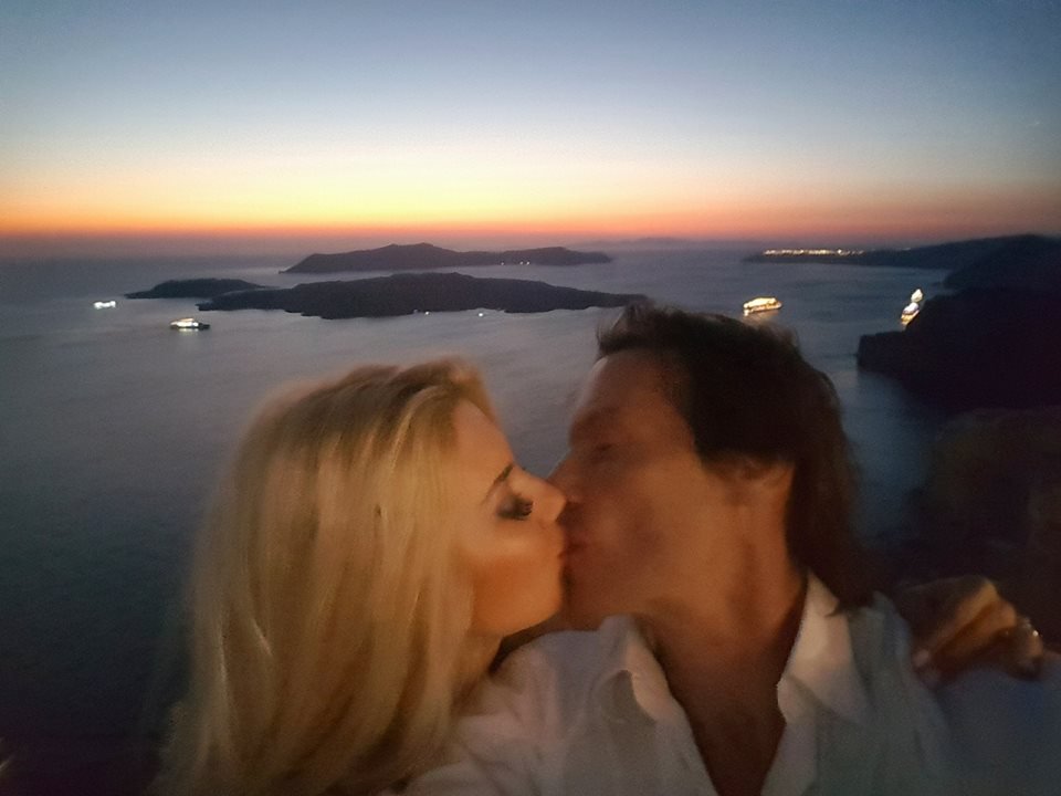 Ερωτευμένος με ξανθιά καλλονή ο Στράτος Τζώρτζογλου-  Καυτά φιλιά στην Σαντορίνη [εικόνες] | iefimerida.gr 5