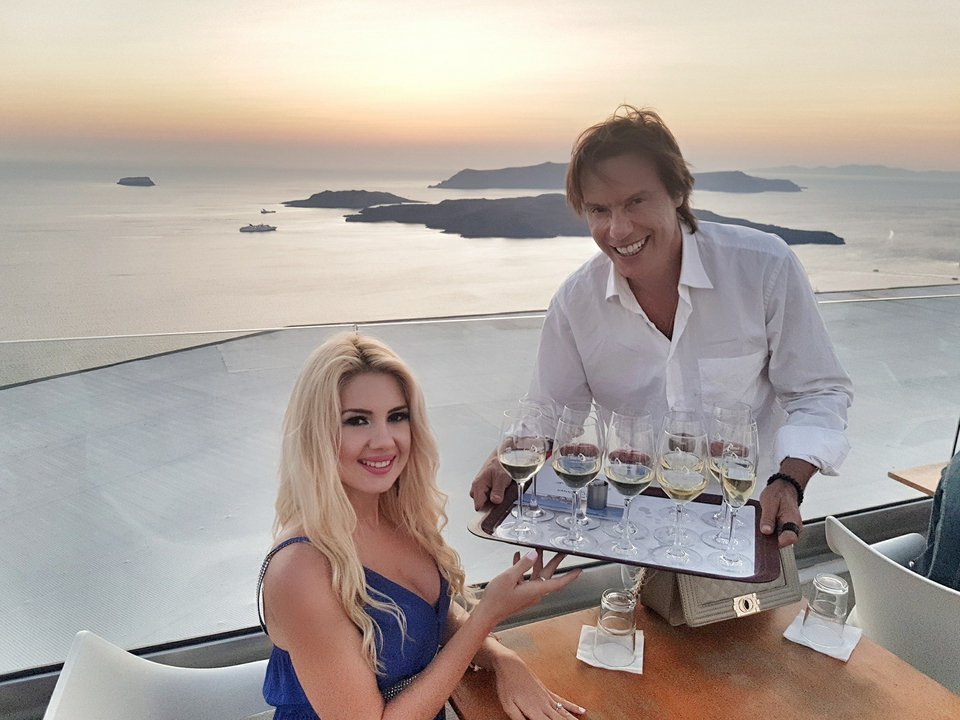 Ερωτευμένος με ξανθιά καλλονή ο Στράτος Τζώρτζογλου-  Καυτά φιλιά στην Σαντορίνη [εικόνες] | iefimerida.gr 2